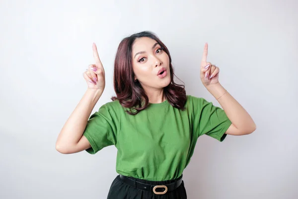 Şok Olmuş Asyalı Kadın Yeşil Tişört Giyip Fotokopi Odasını Işaret — Stok fotoğraf