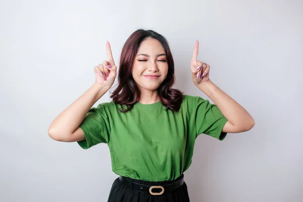 Heyecanlı Asyalı Kadın Yeşil Tişört Giyiyor Fotokopi Odasını Işaret Ediyor — Stok fotoğraf