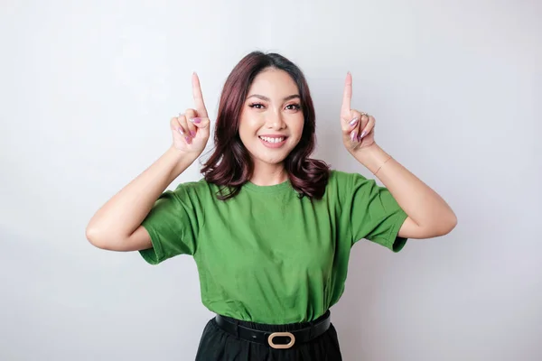 Emocionado Mujer Asiática Vistiendo Camiseta Verde Apuntando Espacio Copia Revés —  Fotos de Stock