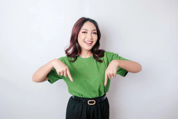 Emocionado Mujer Asiática Vistiendo Camiseta Verde Señalando Espacio Copia Lado —  Fotos de Stock