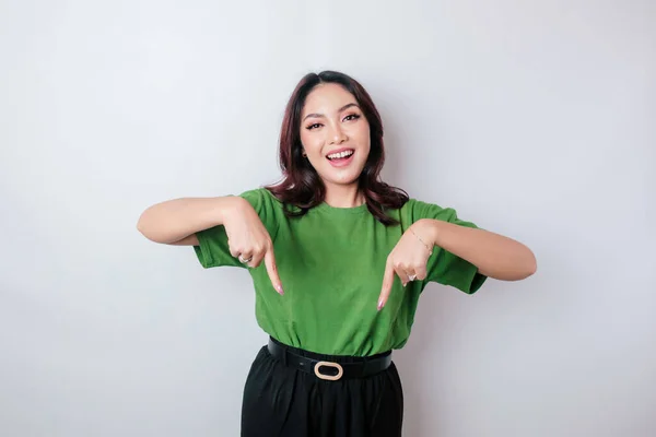 Emocionado Mujer Asiática Vistiendo Camiseta Verde Señalando Espacio Copia Lado —  Fotos de Stock