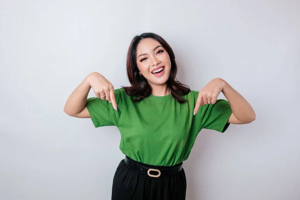 Emocionado Mujer Asiática Vistiendo Camiseta Verde Señalando Espacio Copia Lado —  Fotos de Stock