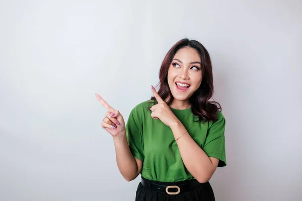 Sorrindo Bela Mulher Asiática Apontando Dedo Para Lado Para Espaço — Fotografia de Stock