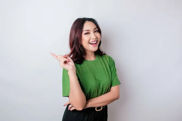Sonriente Hermosa Mujer Asiática Señalando Dedo Hacia Lado Espacio Vacío —  Fotos de Stock