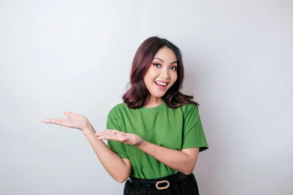 Gülümseyen Güzel Asyalı Kadın Boş Bir Alanı Işaret Ediyor Izole — Stok fotoğraf