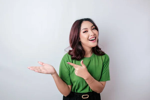 Sorrindo Bela Mulher Asiática Apontando Dedo Para Lado Para Espaço — Fotografia de Stock