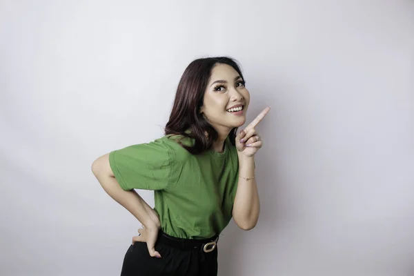 Gülümseyen Güzel Asyalı Kadın Boş Bir Alanı Işaret Ediyor Izole — Stok fotoğraf