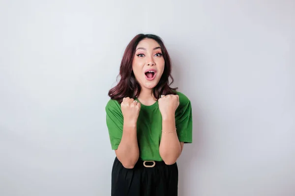 Mutlu Başarılı Bir Ifadeyle Genç Bir Asyalı Kadın Yeşil Gömlek — Stok fotoğraf