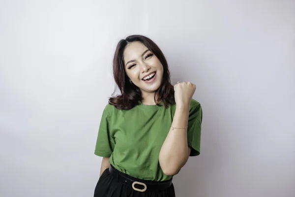Mutlu Başarılı Bir Ifadeyle Genç Bir Asyalı Kadın Yeşil Gömlek — Stok fotoğraf