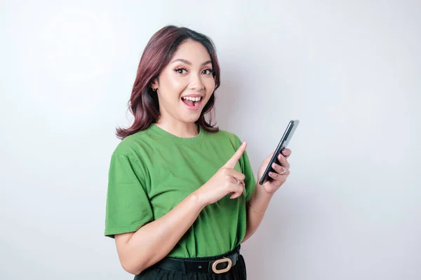 Retrato Uma Mulher Asiática Feliz Está Sorrindo Segurando Seu Smartphone — Fotografia de Stock