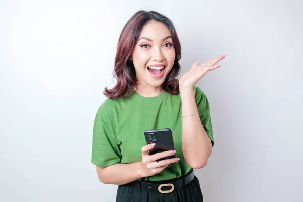 Sorrindo Bela Mulher Asiática Apontando Dedo Para Cima Para Espaço — Fotografia de Stock