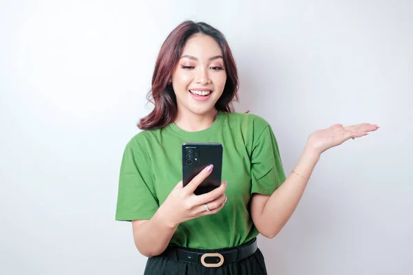 Sorrindo Bela Mulher Asiática Apontando Dedo Para Lado Para Espaço — Fotografia de Stock