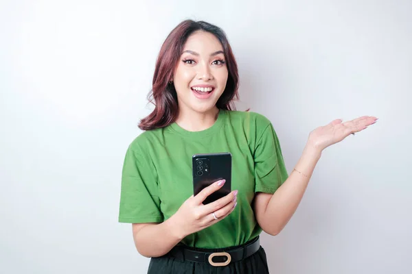 Gülümseyen Güzel Asyalı Kadın Telefonunu Izole Edilmiş Beyaz Arka Planda — Stok fotoğraf