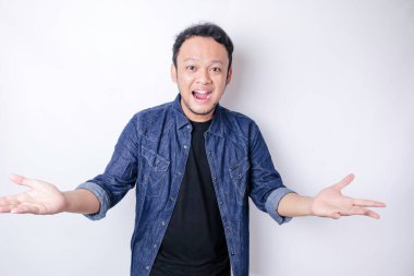 Genç Asyalı bir adam izole edilmiş beyaz arka planda gülümserken bir fikir sunuyor.