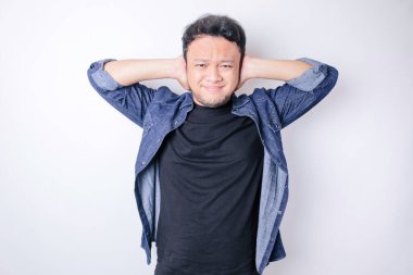 Stresli adam kulaklarını avuçlarıyla tıkar, rahatsız edici gürültüyü görmezden gelir, gürültülü müzikten hoşlanmaz, beyaz duvarda izole olur.