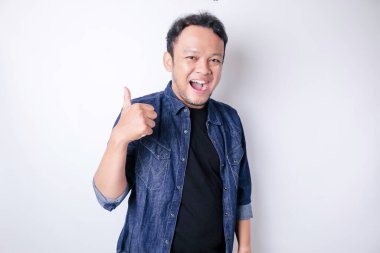 Heyecanlı Asyalı adam, beyaz arka planla izole edilmiş, onaylı el hareketi yapıyor.