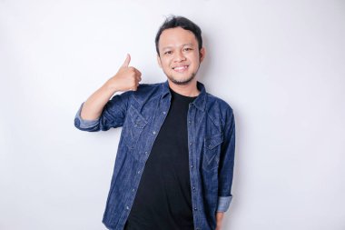 Heyecanlı Asyalı adam, beyaz arka planla izole edilmiş, onaylı el hareketi yapıyor.