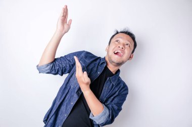 Gülümseyen yakışıklı Asyalı adam boş alanı işaret ediyor izole edilmiş beyaz arka plan