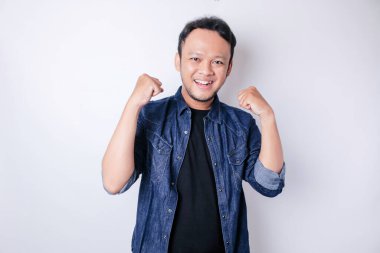 Mutlu ve başarılı bir yüzü olan, lacivert gömlekli genç bir Asyalı beyaz arka planda izole edilmiş.