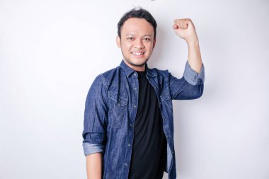 Mutlu ve başarılı bir yüzü olan, lacivert gömlekli genç bir Asyalı beyaz arka planda izole edilmiş.