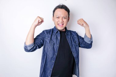 Mutlu ve başarılı bir yüzü olan, lacivert gömlekli genç bir Asyalı beyaz arka planda izole edilmiş.