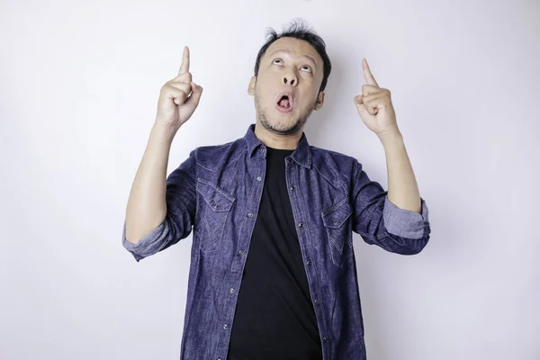 Pria Asia Terkejut Mengenakan Kemeja Biru Yang Menunjuk Ruang Fotokopi — Stok Foto