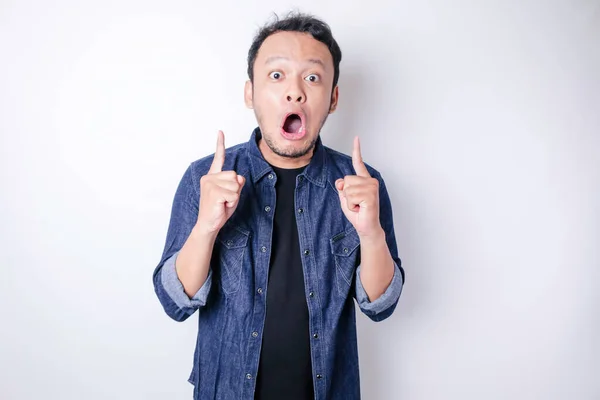 Pria Asia Terkejut Mengenakan Kemeja Biru Yang Menunjuk Ruang Fotokopi — Stok Foto