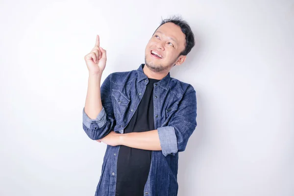 Stilig Asiatisk Man Pekar Finger Upp Till Tomma Rymden Isolerad — Stockfoto