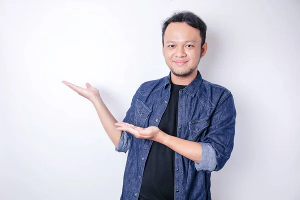 Stilig Asiatisk Man Pekar Finger Sidan Till Tomt Utrymme Isolerad — Stockfoto