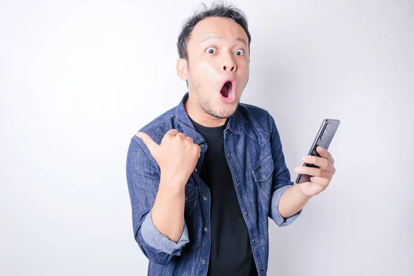 Surprised Asian Man Wearing Navy Blue Shirt Pointing His Smartphone — Stock Photo, Image