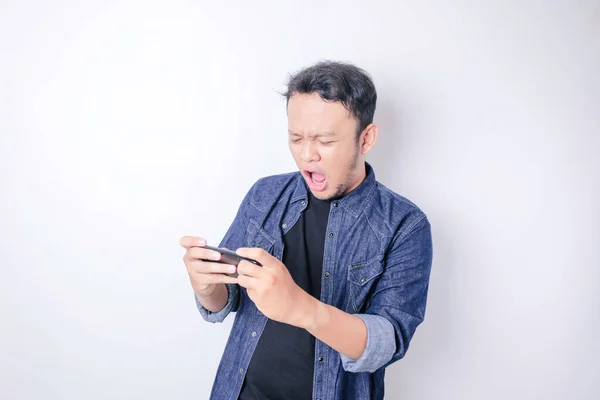 Surprised Asian Man Wearing Navy Blue Shirt Pointing His Smartphone — Stock Photo, Image