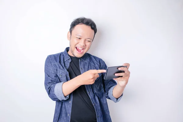 Portrét Usmívajícího Asiata Usmívá Drží Svůj Smartphone Sobě Námořnicky Modré — Stock fotografie