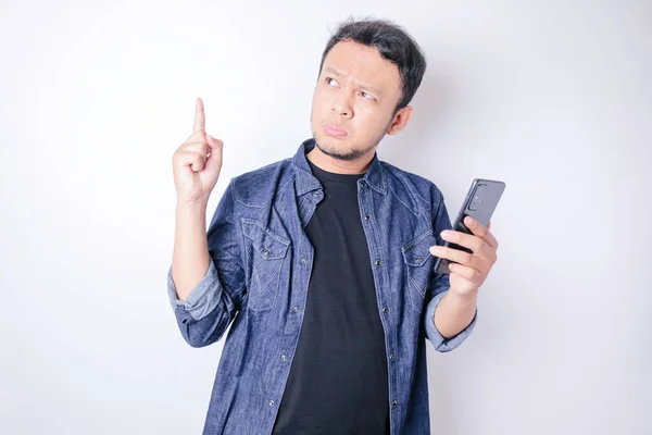 Verwirrter Asiatischer Mann Einem Marineblauen Hemd Der Auf Den Kopierraum — Stockfoto