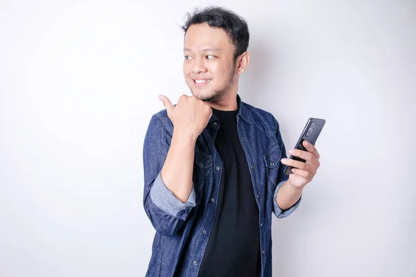 Stilig Asiatisk Man Pekar Finger Sidan Till Tomt Utrymme Medan — Stockfoto