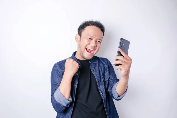 Ung Asiatisk Man Med Ett Lyckligt Framgångsrikt Uttryck Bär Marinblå — Stockfoto