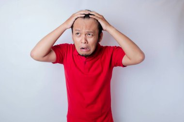 Erkek desenli saç dökülme sorunu kavramı. Genç Asyalı adam kellik konusunda endişeli. Erkeklerde kellik, saç dökülmesi.