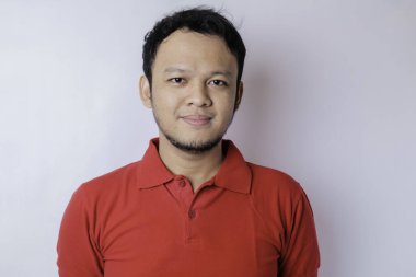 Beyaz arka planda izole edilmiş güzel sakallı bir adamın yakın plan portresi.