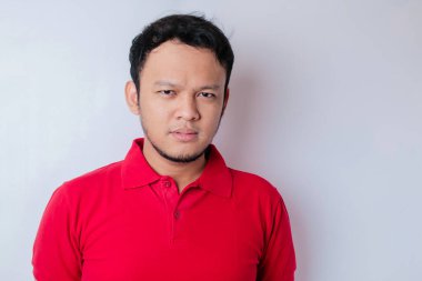 Beyaz arka planda izole edilmiş güzel sakallı bir adamın yakın plan portresi.