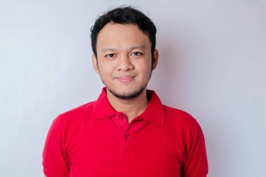 Beyaz arka planda izole edilmiş güzel sakallı bir adamın yakın plan portresi.