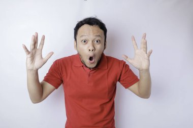 Kırmızı tişört giyen, beyaz bir arka planla izole Asyalı bir adamın portresi.