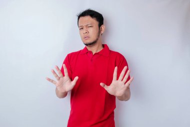 El hareketleriyle çekici Asyalı adam, fotokopi alanı ile reddedilme ya da yasaklama pozu veriyor