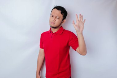 El hareketleriyle çekici Asyalı adam, fotokopi alanı ile reddedilme ya da yasaklama pozu veriyor