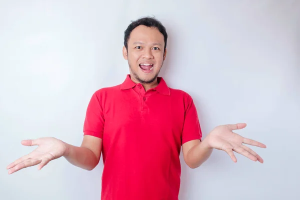 白い背景によって隔離された赤いTシャツを着たショックを受けたアジア人男性の肖像画 — ストック写真