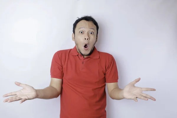 Sebuah Potret Seorang Pria Asia Yang Terkejut Mengenakan Shirt Merah — Stok Foto