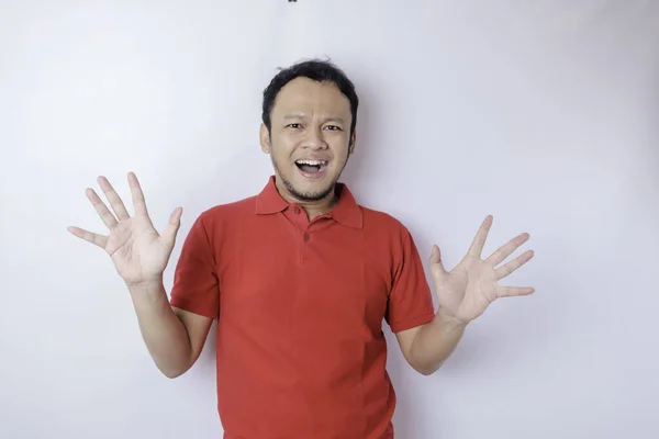 Retrato Homem Asiático Chocado Vestindo Uma Camiseta Vermelha Isolado Por — Fotografia de Stock