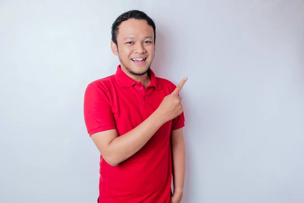 Opgewonden Aziatische Man Draagt Rood Shirt Wijzend Naar Kopieerruimte Hem — Stockfoto