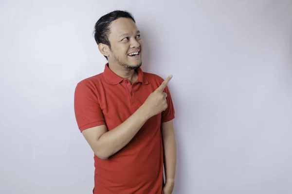 Lelaki Asia Yang Bersemangat Mengenakan Kaos Merah Yang Mengarah Ruang — Stok Foto