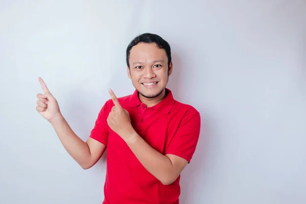 Vzrušený Asijský Muž Červeném Tričku Ukazuje Kopírovací Prostor Sobě Izolovaný — Stock fotografie
