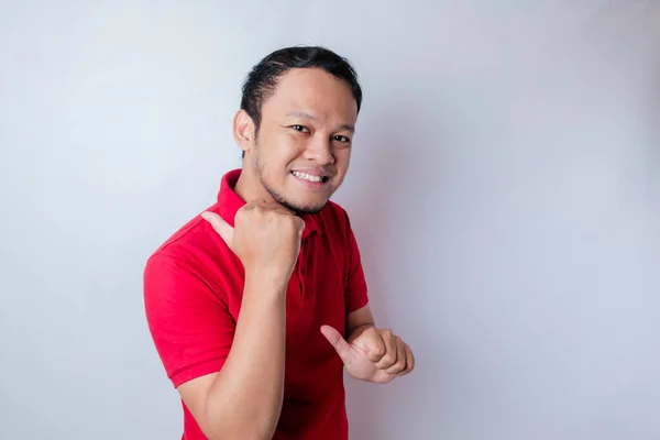 Leende Vacker Asiatisk Man Pekar Finger Till Tomt Utrymme Bredvid — Stockfoto