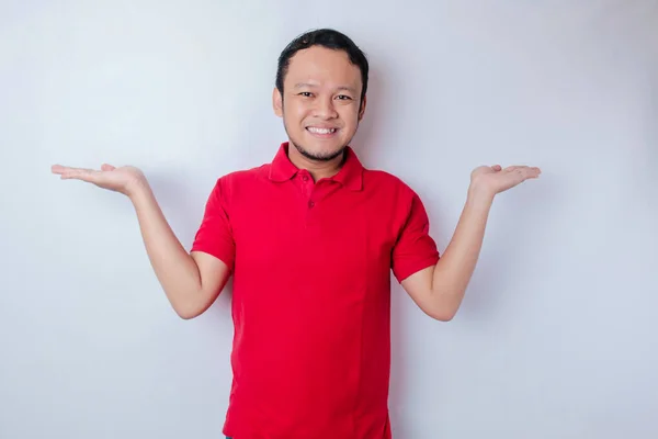 Usmívající Krásné Asijské Muž Ukazující Prstem Prázdný Prostor Vedle Něj — Stock fotografie